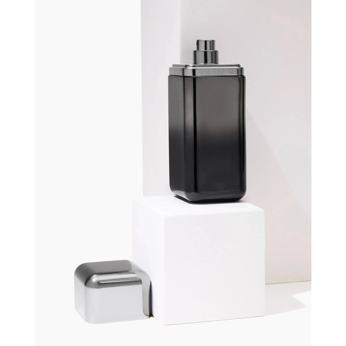 Perfume Carolina Herrera 212 VIP Black Elixir EDP (M) / 100 ml - 6 - Privé Perfumes Honduras
