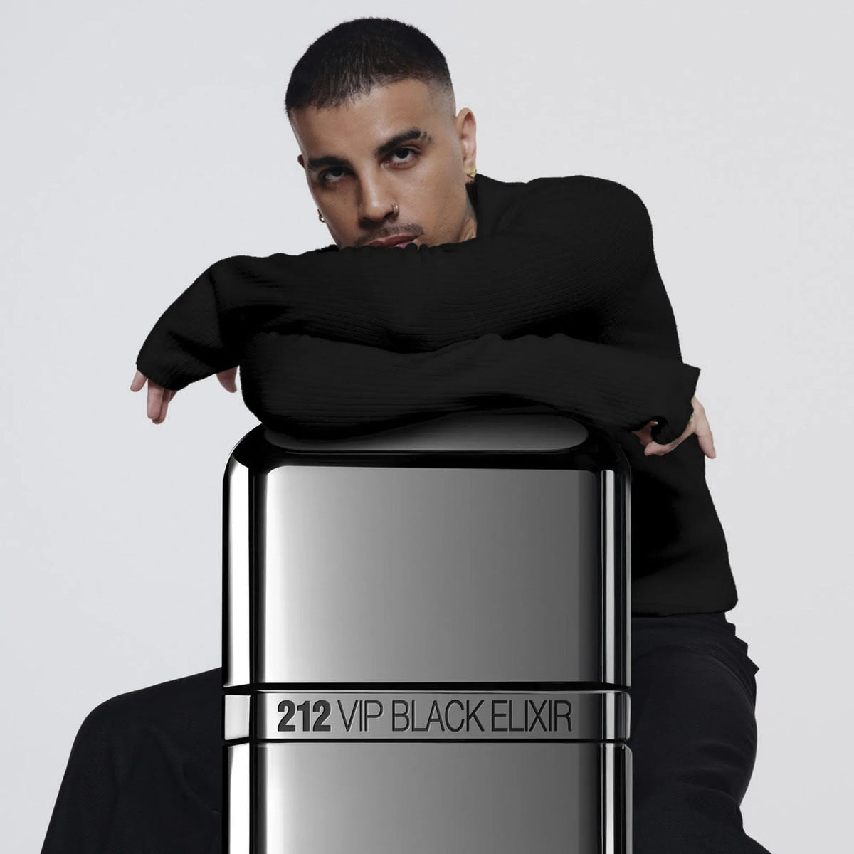 Estuche Carolina Herrera 212 VIP Black Elixir EDP (M) / 2 Pc SP 100 ml; SG 100 ml - 6 - Privé Perfumes Honduras